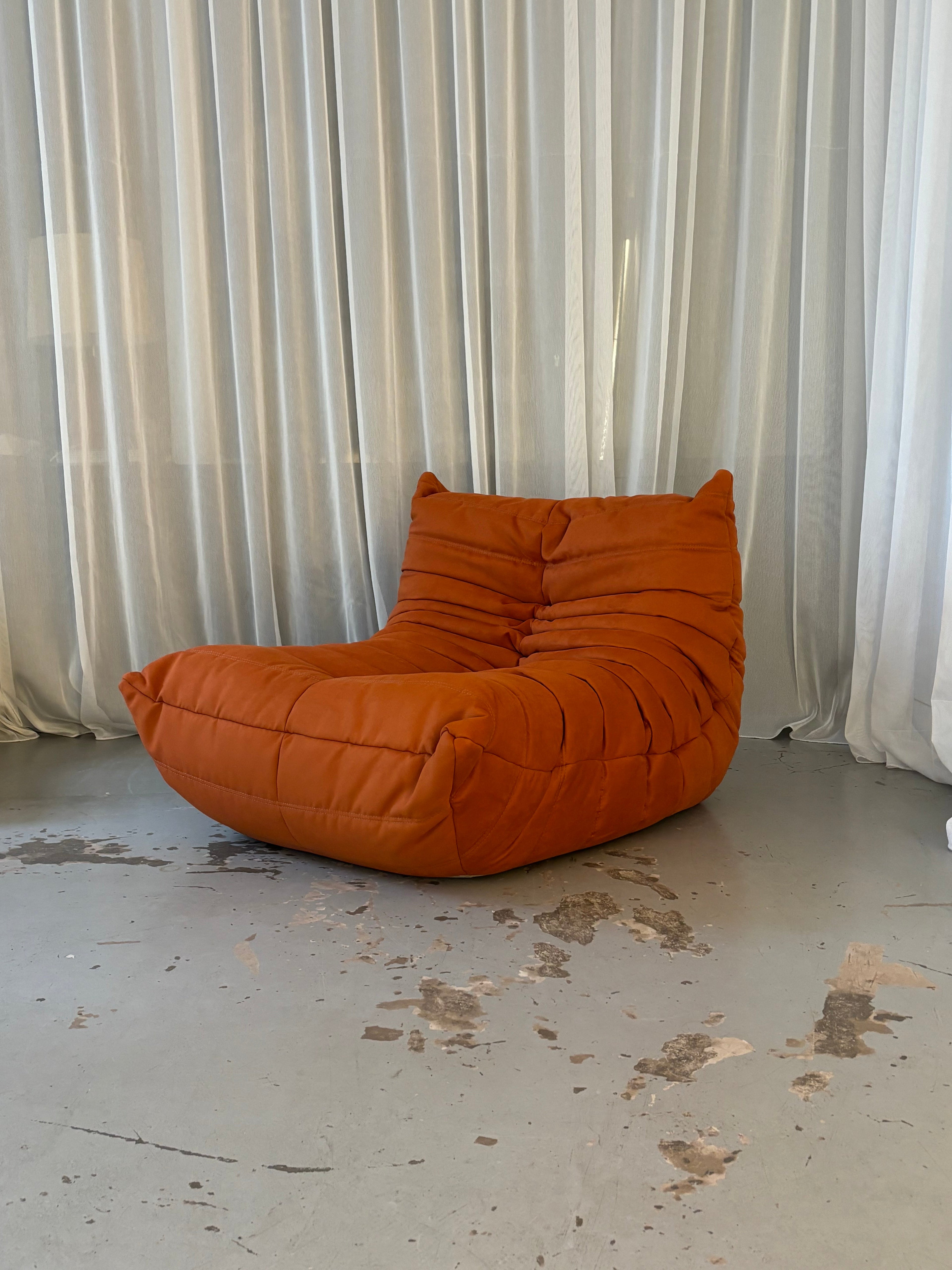 Chauffeuse Togo Orange Par Michel Ducaroy Pour Ligne Roset Années 1973