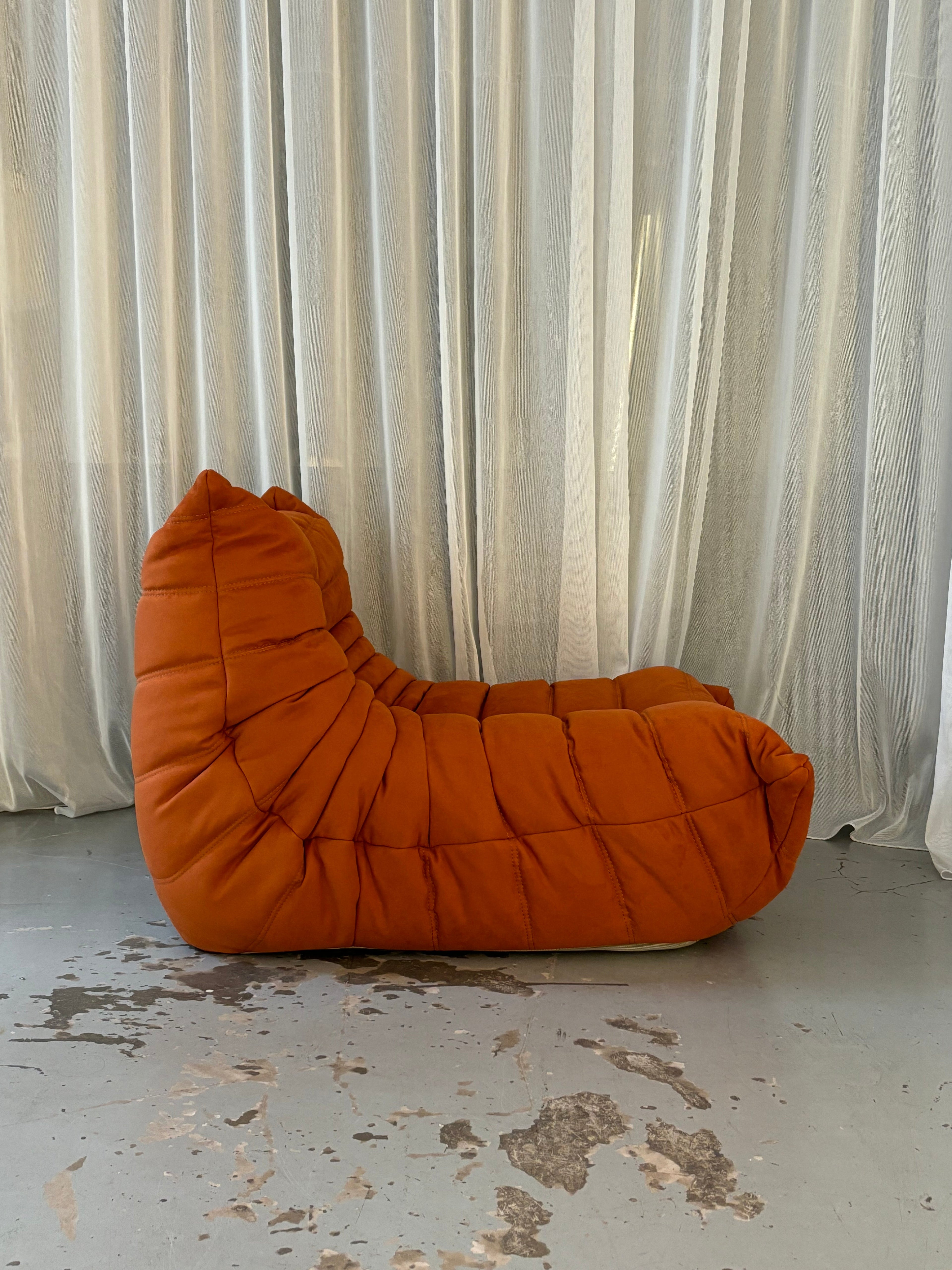 Chauffeuse Togo Orange Par Michel Ducaroy Pour Ligne Roset Années 1973