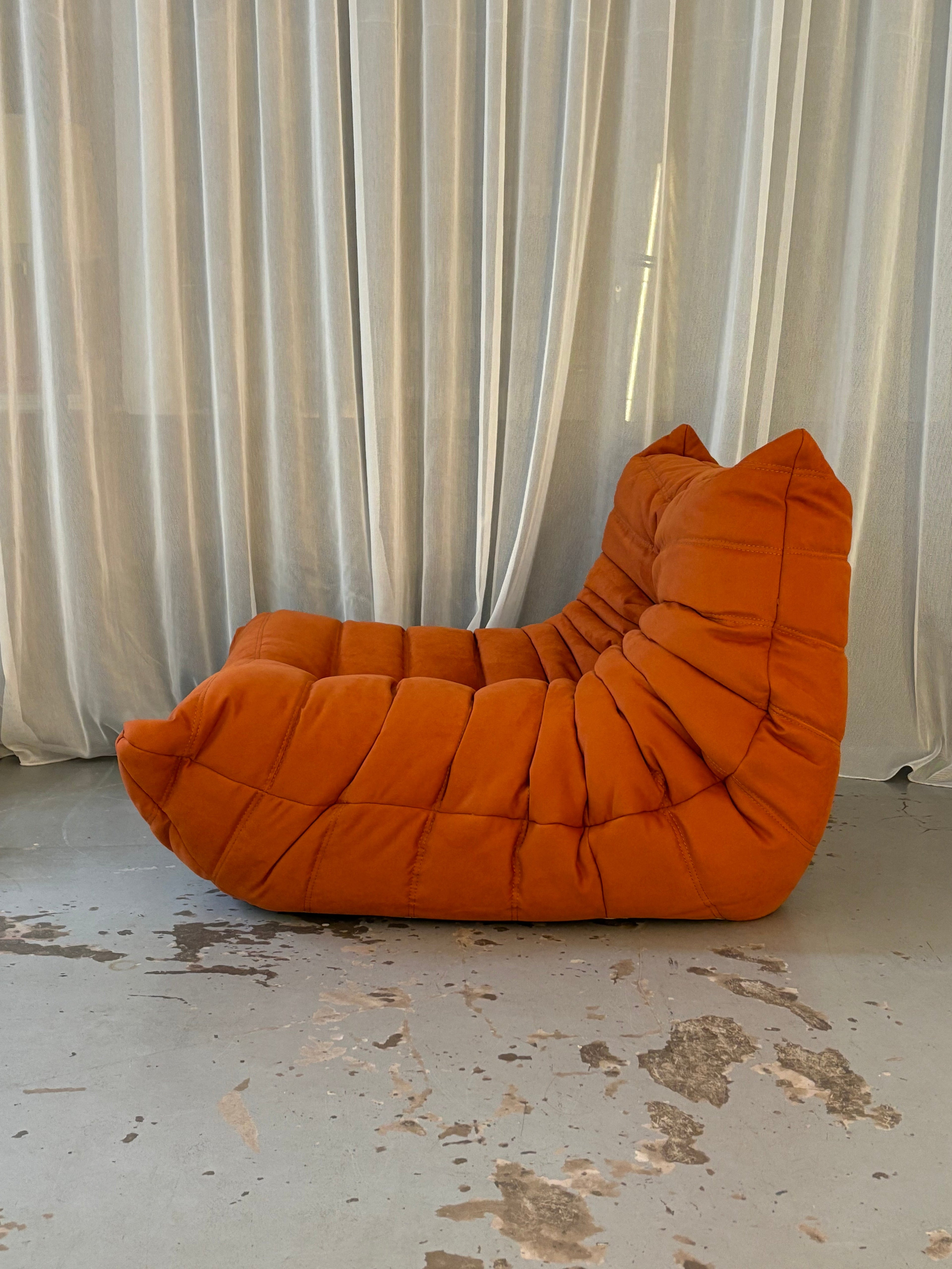 Chauffeuse Togo Orange Par Michel Ducaroy Pour Ligne Roset Années 1973