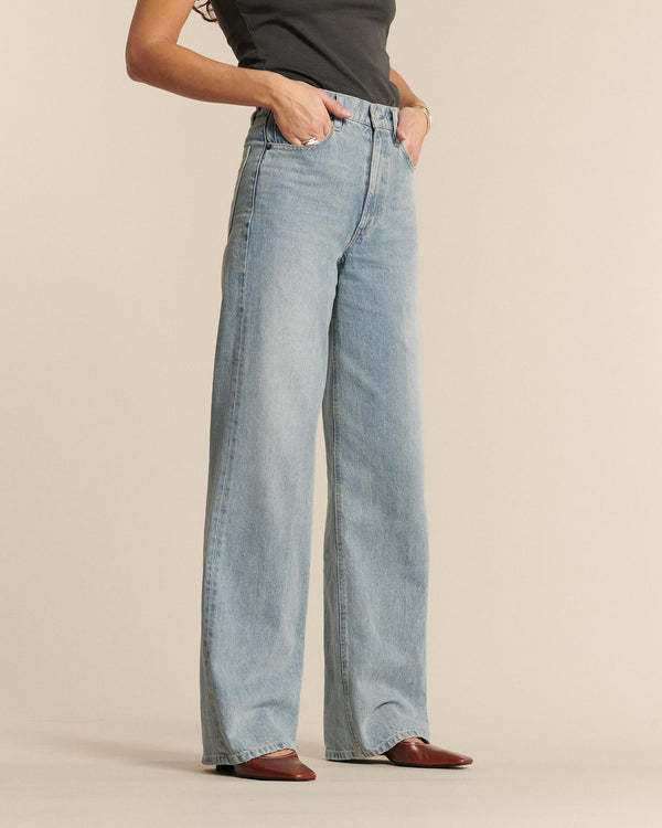 Jean en denim 100 % coton de couleur stone bleach claire, coupe droite large et fluide, offrant un tombé décontracté qui s’adapte à toutes les morphologies.