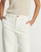 Jean blanc en coton avec coupe droite et fit stretch confortable, idéal pour s'adapter à toutes les morphologies féminines.