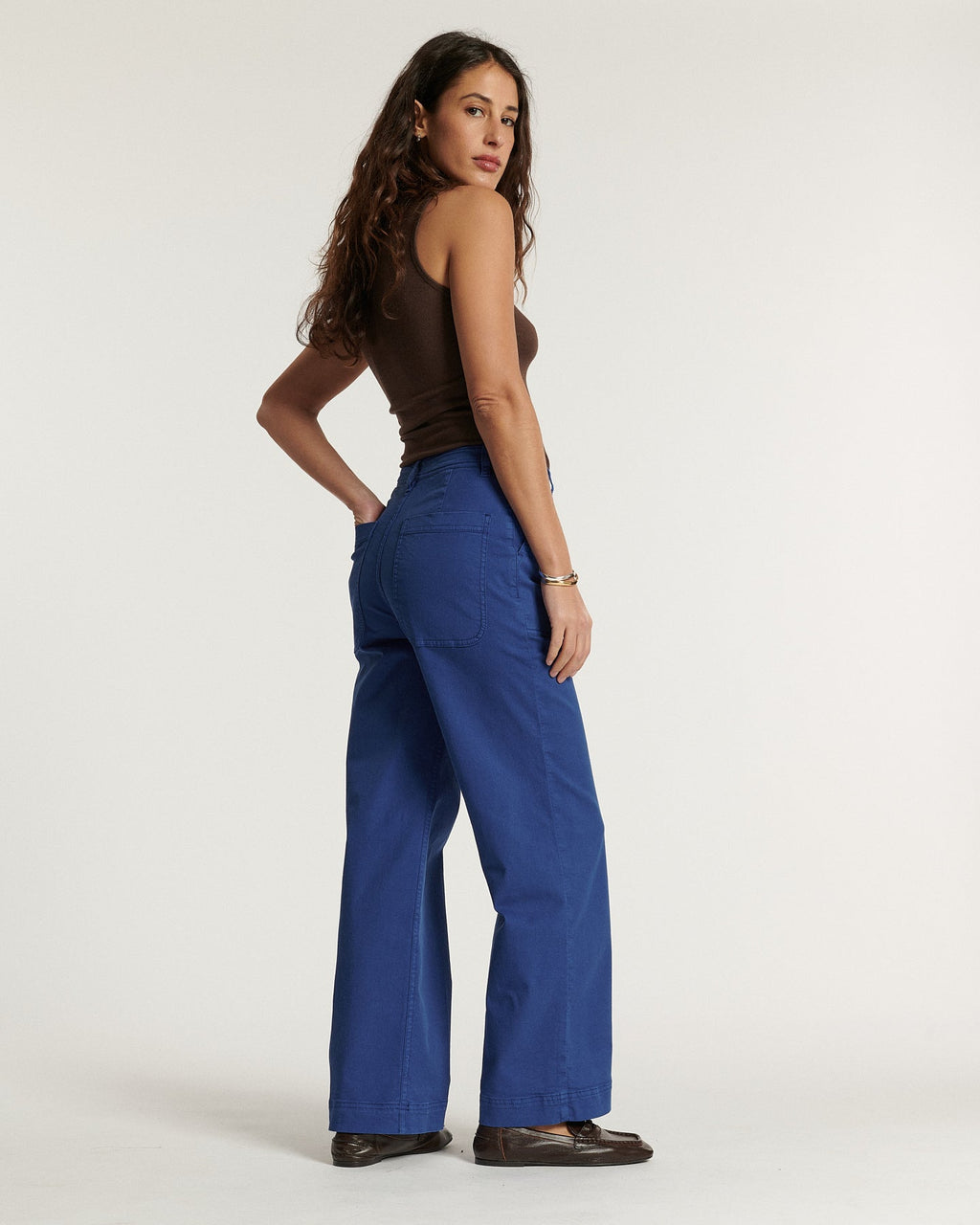 Jean femme en coton bleu outremer, coupe large et droite avec une matière stretch confortable qui s’adapte à toutes les morphologies.
