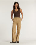Pantalon droit en coton marron clair, coupe utility stretch offrant confort et adaptabilité, idéal pour femme. Style intemporel et matière légère pour l'été.