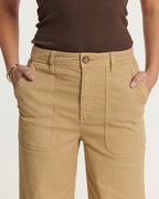Pantalon droit en coton stretch de couleur praline, coupe décontractée avec poches avant apparentes, idéal pour l'été et toutes morphologies.