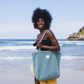 Femme utilisant un Sac de plage Bleu Canard - BY FOUTAS