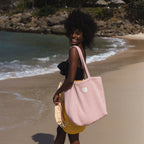 Femme utilisant un Sac de plage Rose Poudré - BY FOUTAS
