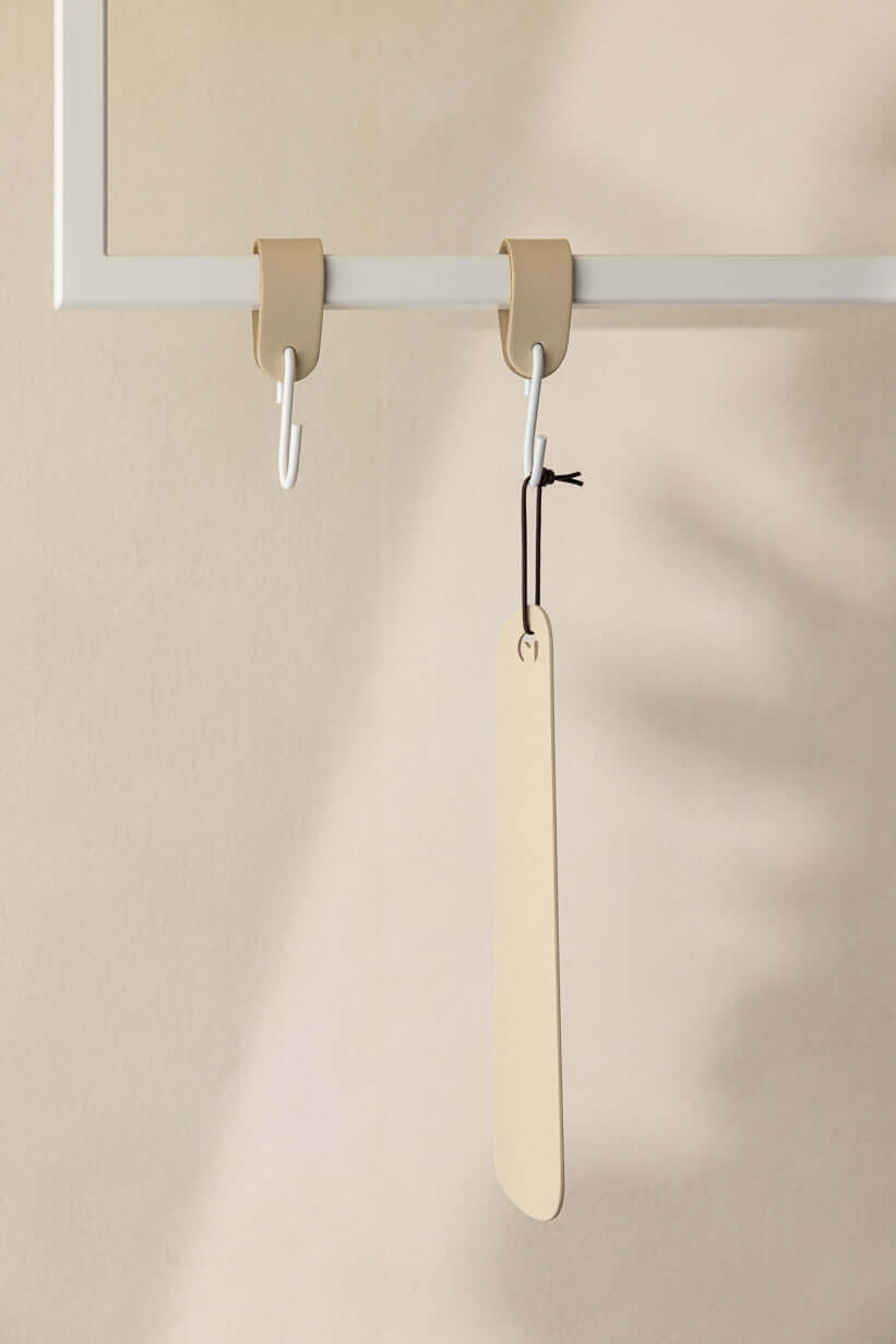 Eleganter Schuhlöffel TILO aus hochwertigem Metall, minimalistisches Design für moderne Interieurs.