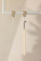 Eleganter Schuhlöffel TILO aus hochwertigem Metall, minimalistisches Design für moderne Interieurs.