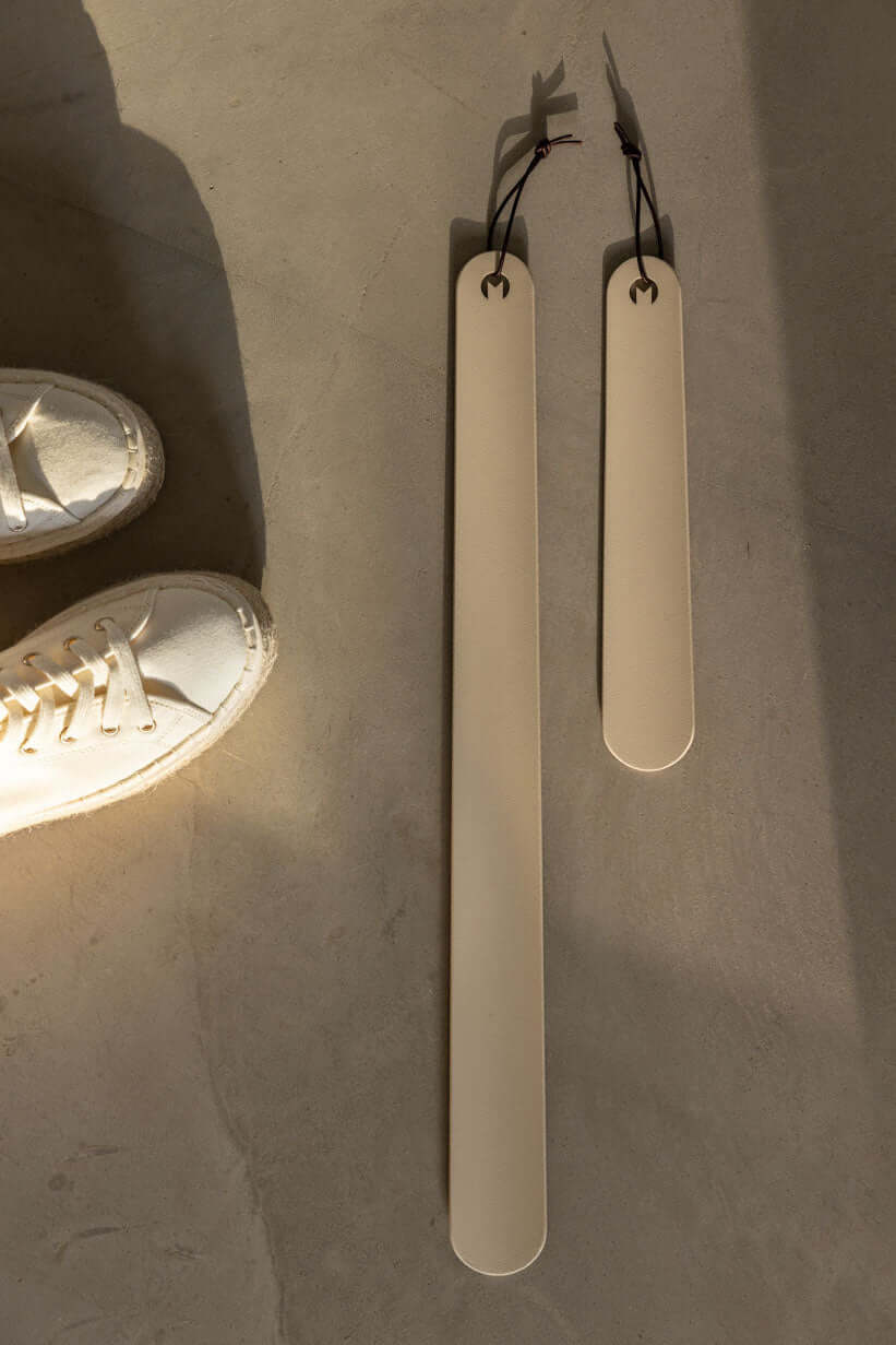 Schuhlöffel TILO aus Metall, minimalistisches Design, funktional und ästhetisch, modern und stilvoll.