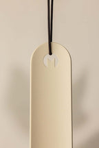 Minimalist Schuhlöffel TILO aus hochwertigem Metall mit eleganter Form und klaren Linien, ideal für moderne Interieurs.