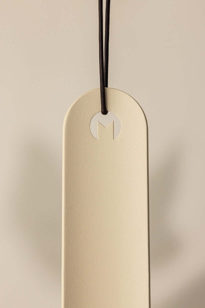 Minimalist Schuhlöffel TILO aus hochwertigem Metall mit eleganter Form und klaren Linien, ideal für moderne Interieurs.