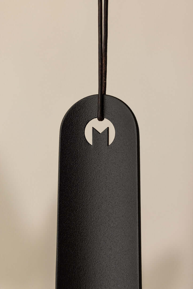 Schuhlöffel TILO aus hochwertigem Metall mit minimalistischer Form und Logo-Design, ideal für moderne Interieurs.