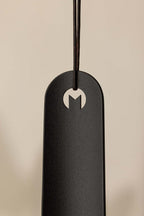 Schuhlöffel TILO aus hochwertigem Metall mit minimalistischer Form und Logo-Design, ideal für moderne Interieurs.