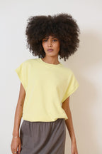 Sweat de coloris jaune léger sans manches, col rond, coupe légèrement oversize confort optimal Garance Paris
