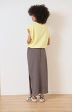 Haut jaune sans manches à col rond, légèrement oversize, idéal pour une silhouette décontractée