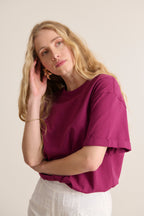 Haut simple et uni au coloris grenat avec col rond et à la coupe ample avec manches courtes t-shirt femme
