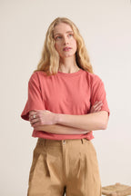 Haut coupe loose, col rond, manches courtes. Idéal pour un look décontracté printemps été