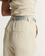 Pantalon femme léger en tissu fluide écru avec ceinture en denim bleu clair, coupe droite et confortable adaptée à toutes les morphologies.