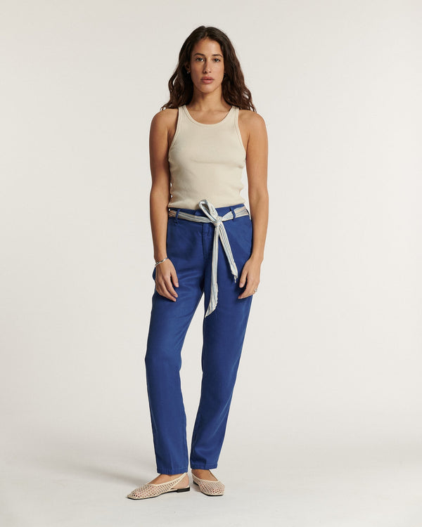 Pantalon en tencel bleu marine, coupe droite et ajustée, matière fluide et douce, ceinture intégrée nouée à la taille pour un style féminin et confortable.