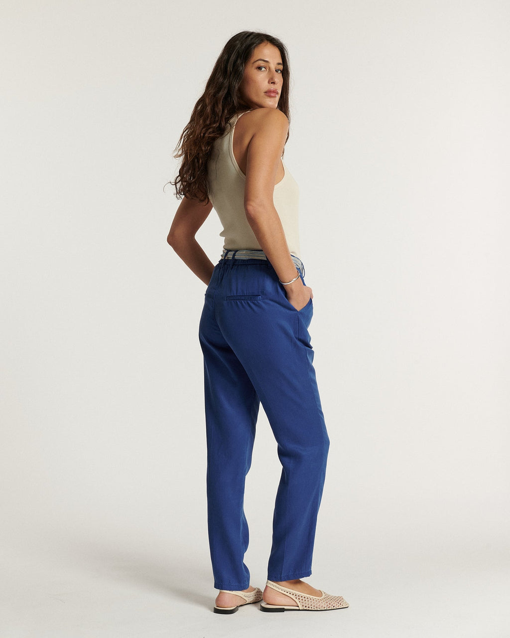 Jean femme en Tencel bleu outremer, coupe droite avec taille élastiquée, offrant un tombé fluide et un confort adapté à toutes les morphologies.