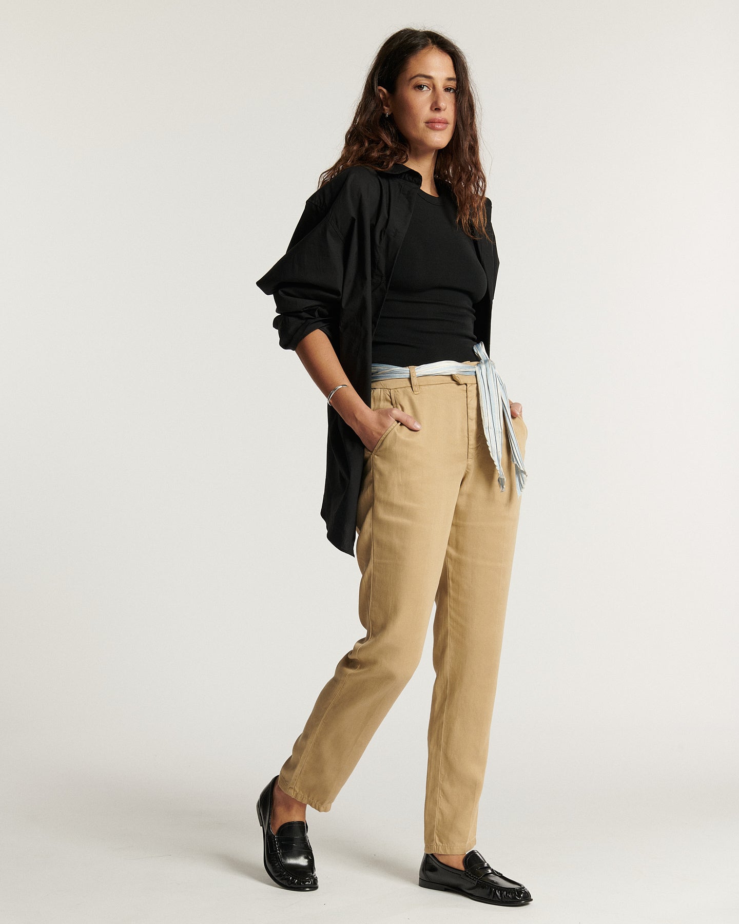 Pantalon en tissu Tencel couleur praline, coupe droite et ajustée, ceinturé à la taille pour un confort et une élégance naturelle adaptés à toutes les morphologies.