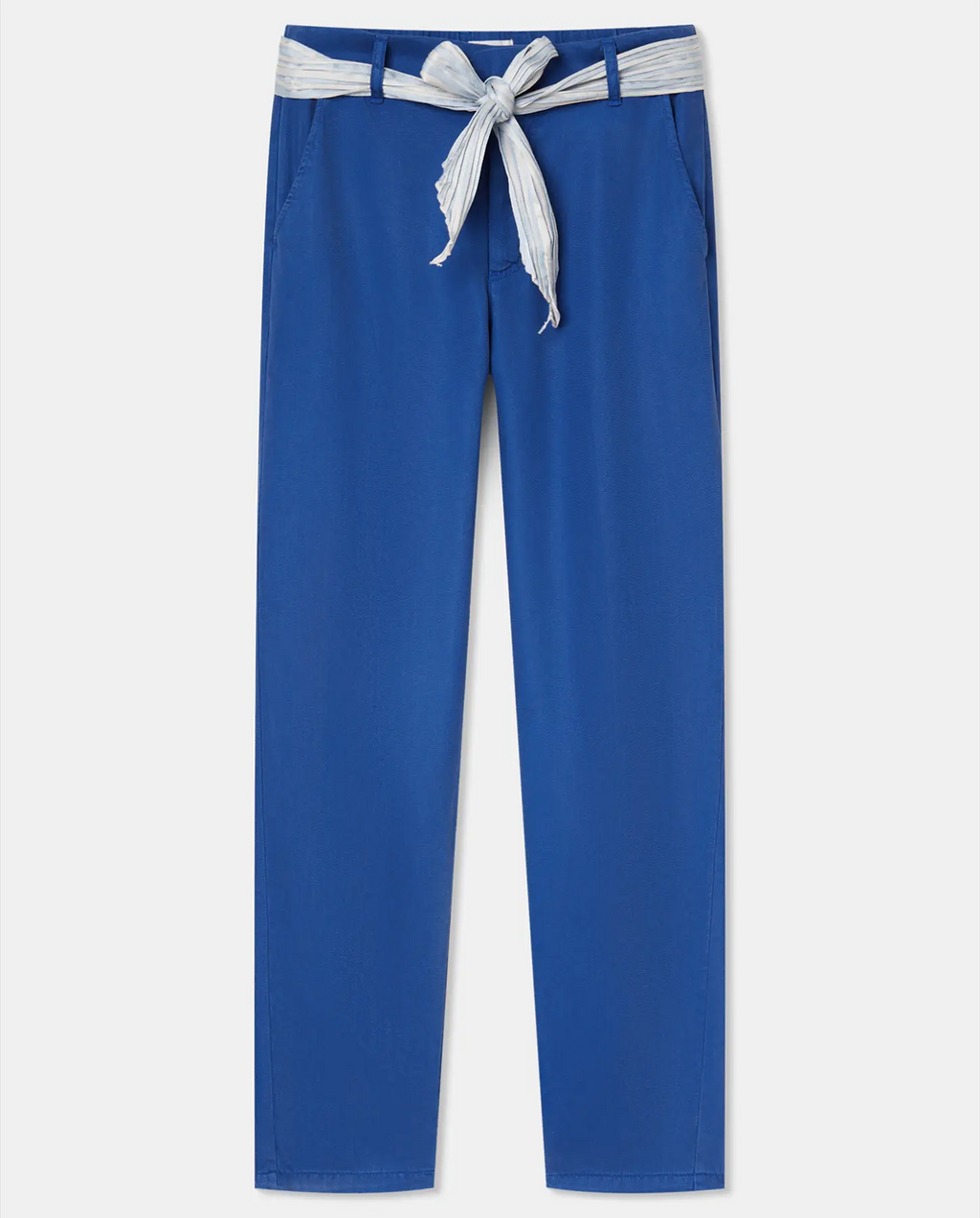 Pantalon en tencel bleu outremer, coupe droite ajustée, matière fluide et légère, ceinture en tissu nouée à la taille pour un style décontracté et féminin.