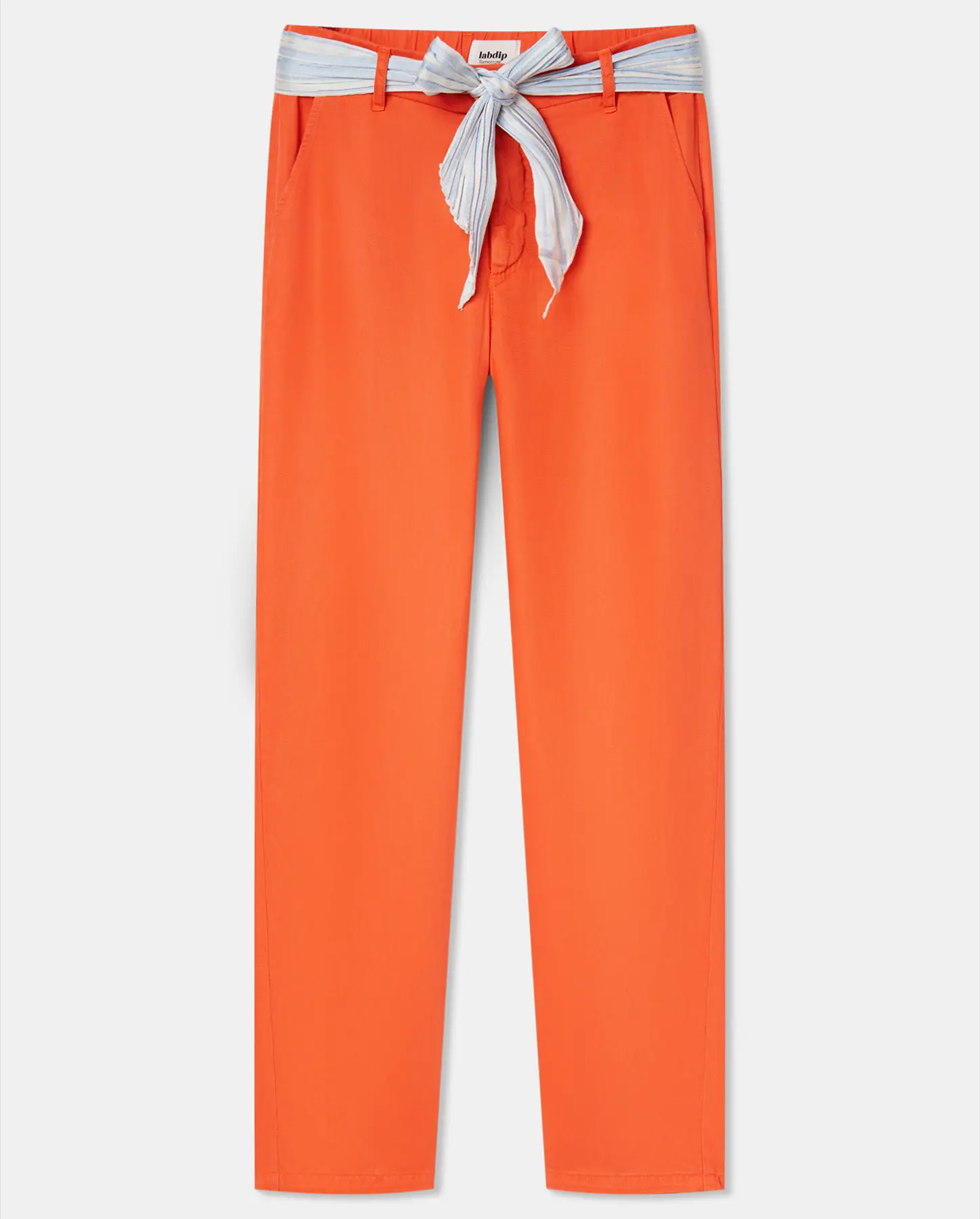 Pantalon femme en tencel orange vif, coupe droite ajustée avec ceinture légère à nouer, matière douce et fluide idéale pour l’été, s’adapte à toutes les morphologies.
