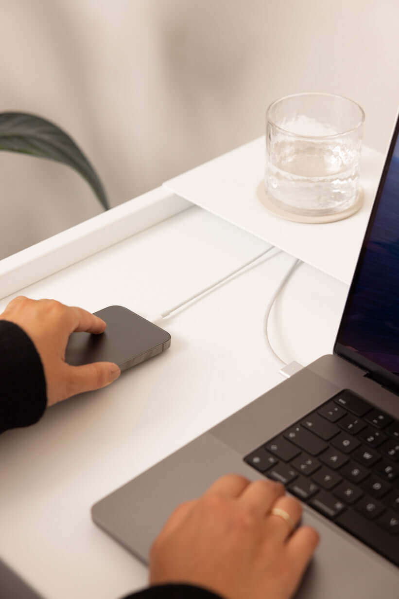 Schreibtisch DONNA mit Laptop und stilvollem Zubehör, perfekt für modernes Arbeiten und optimale Funktionalität.