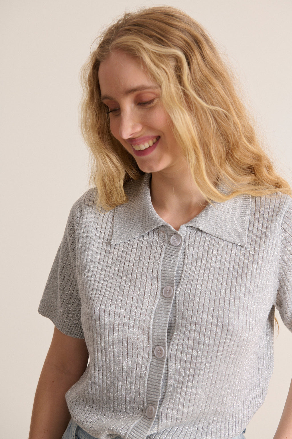 Top tricoté boutonné en maille avec col structuré et tricotage subtil fil métallisé collection printemps été