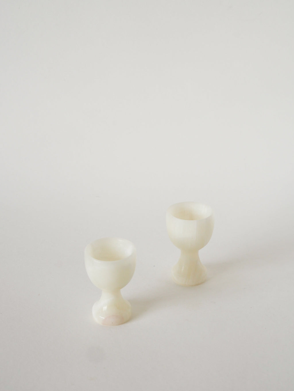 Paire De Coquetiers En Albâtre, Ecru, 1970
