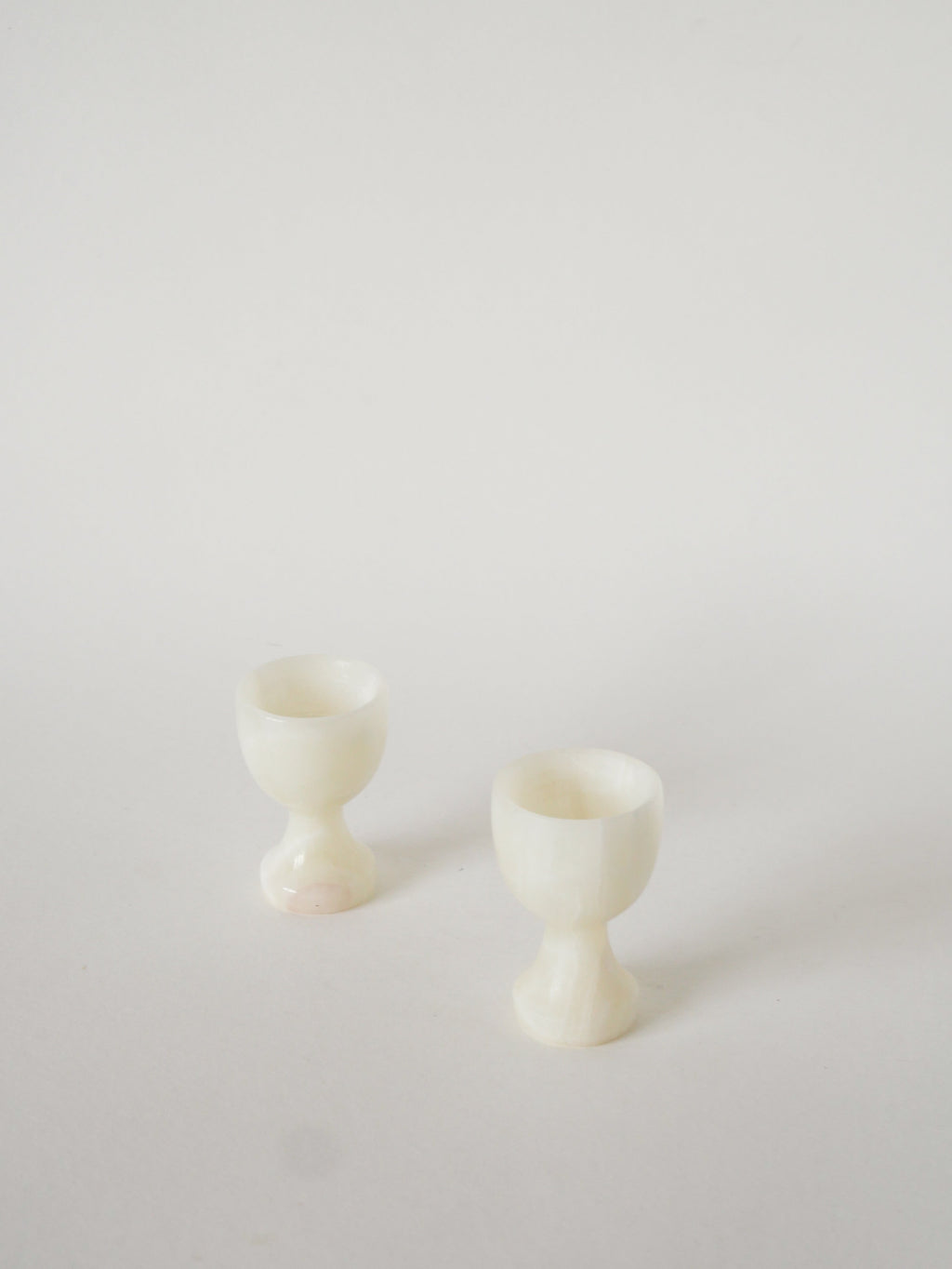 Paire De Coquetiers En Albâtre, Ecru, 1970