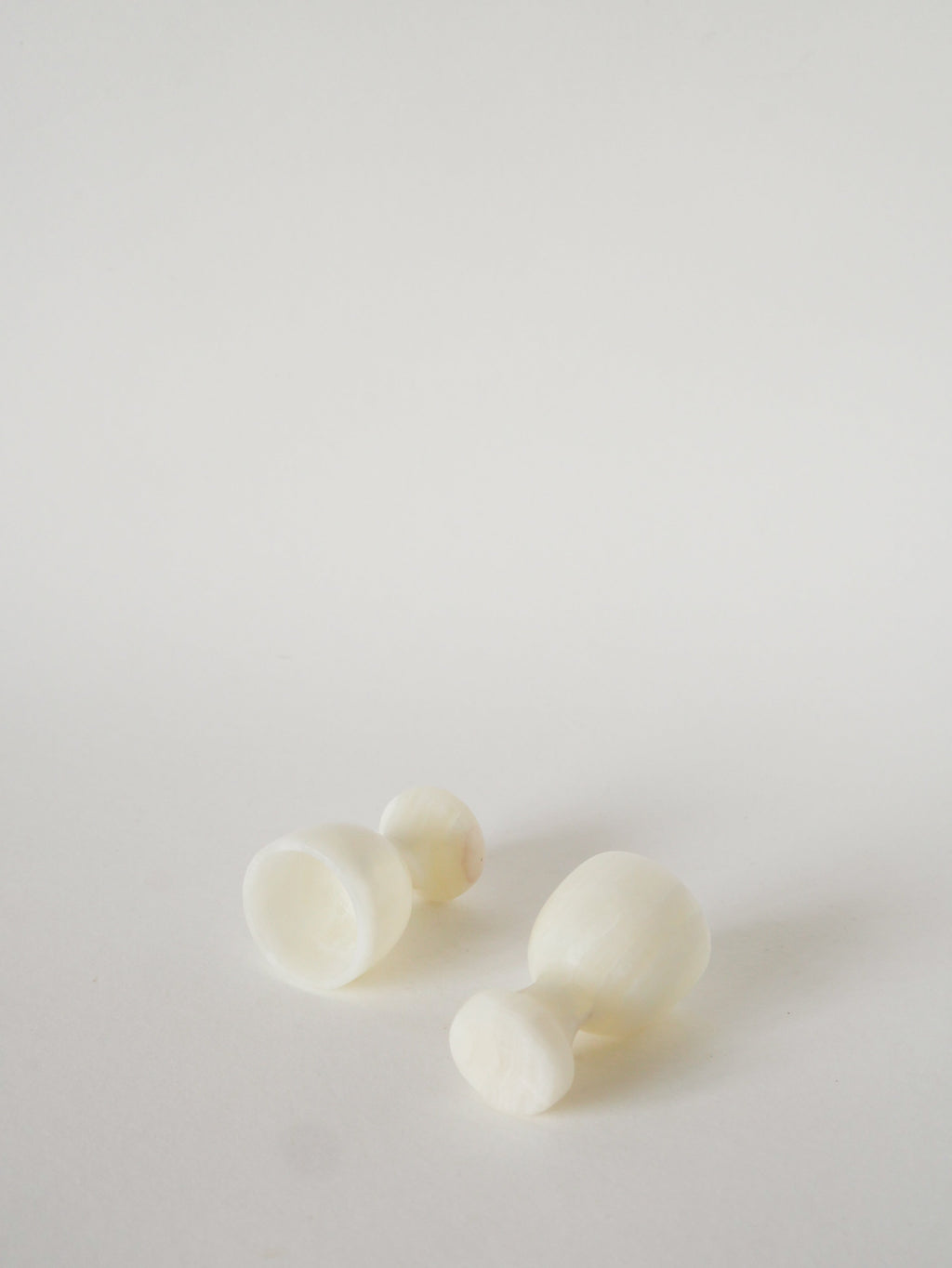 Paire De Coquetiers En Albâtre, Ecru, 1970