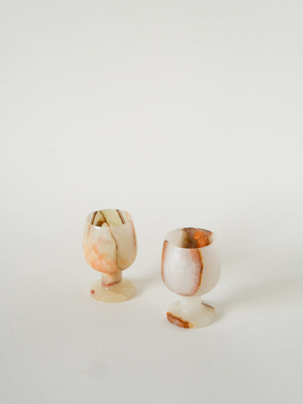 Paire De Coquetiers En Albâtre, Beige Et Marron, 1970 - 8 X 4.5 Cm