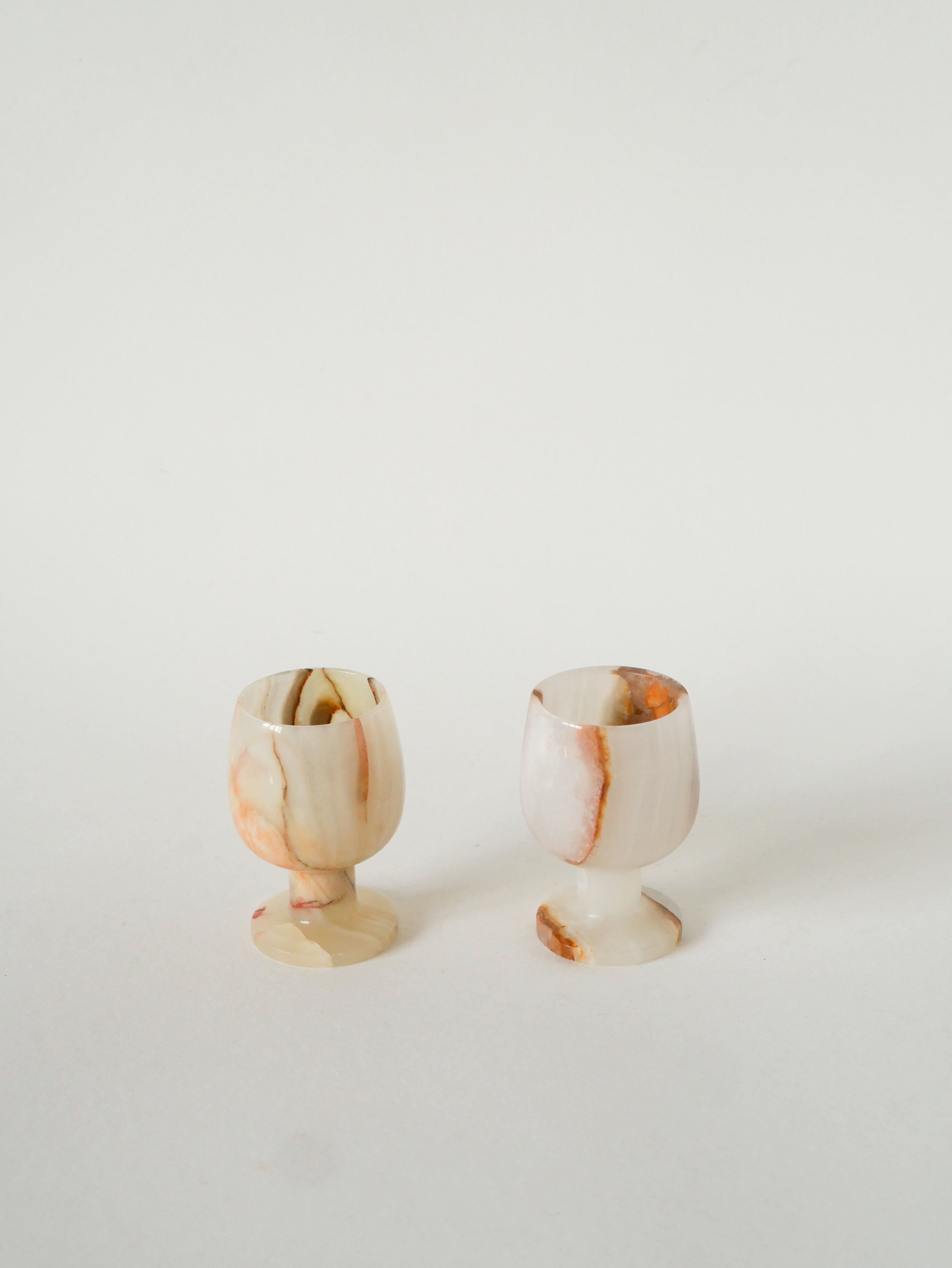 Paire De Coquetiers En Albâtre, Beige Et Marron, 1970 - 8 X 4.5 Cm