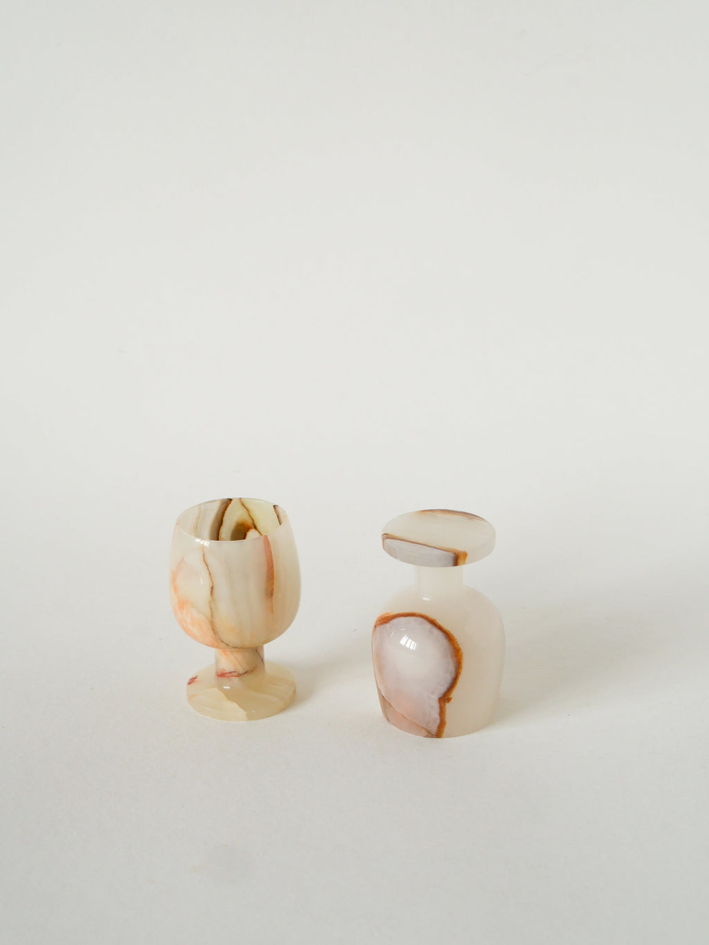 Paire De Coquetiers En Albâtre, Beige Et Marron, 1970 - 8 X 4.5 Cm