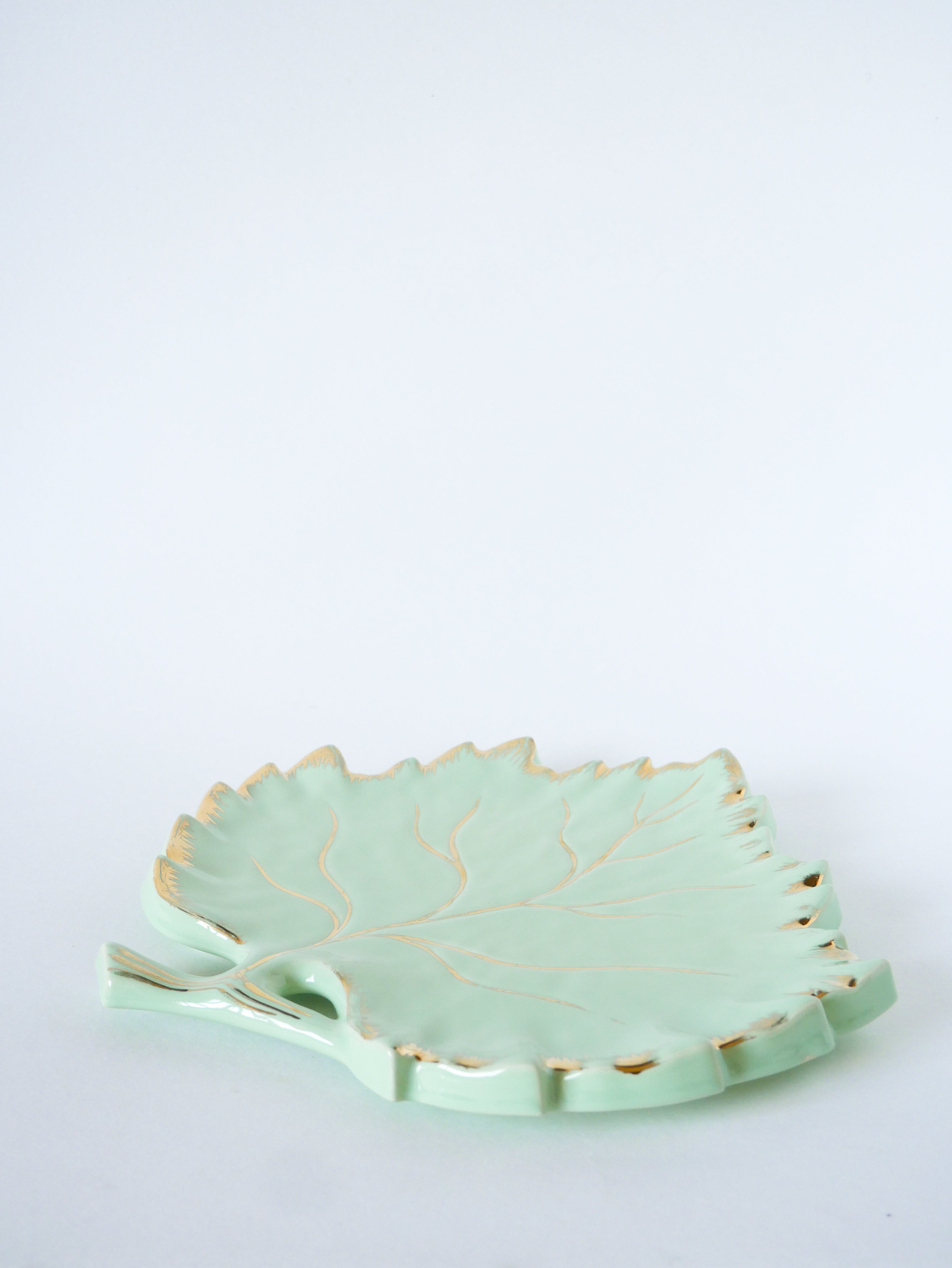 Grand Dessous De Plat En Barbotine Modèle Feuille, Menthe & Doré, 1960