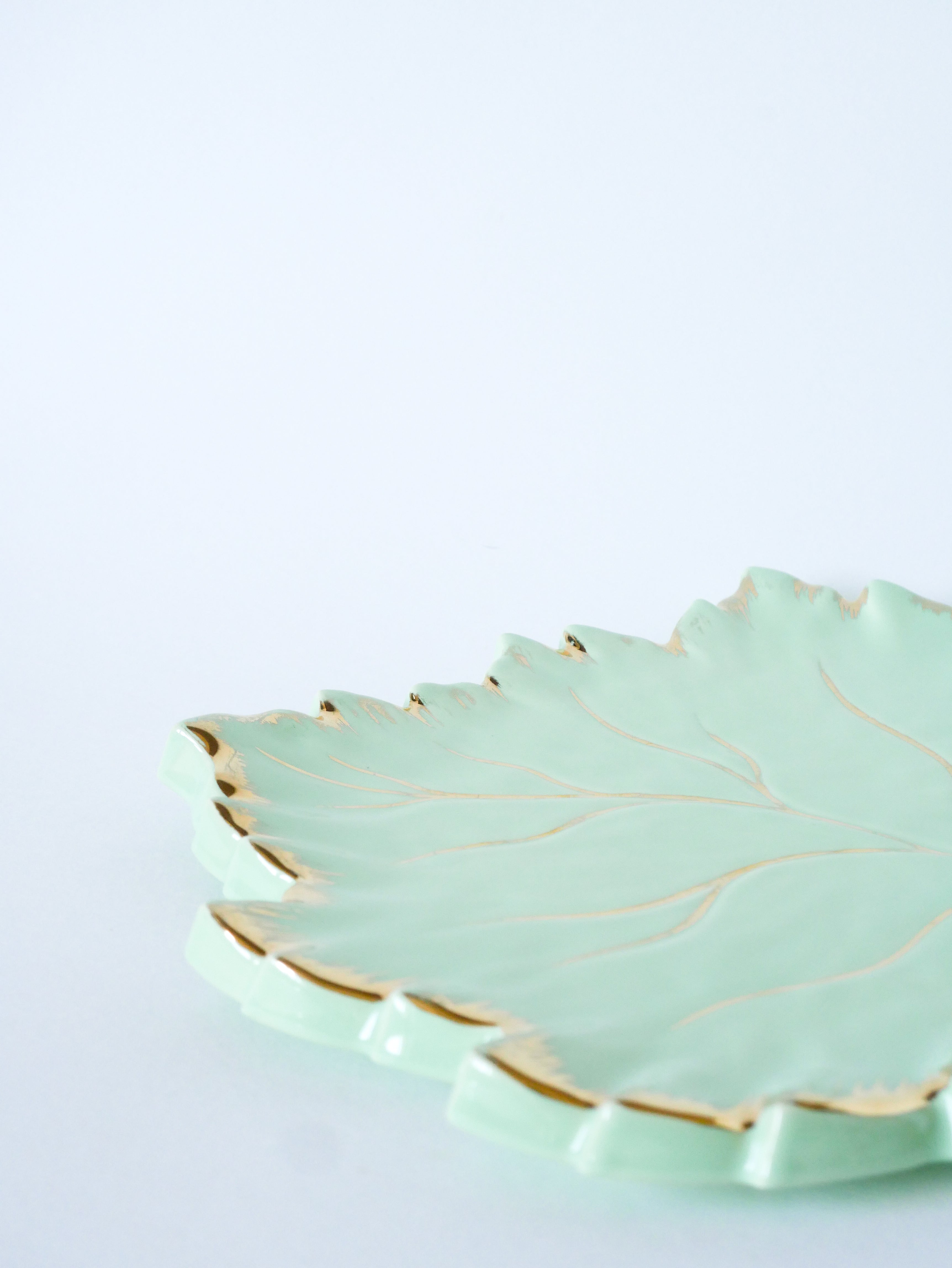 Grand Dessous De Plat En Barbotine Modèle Feuille, Menthe & Doré, 1960