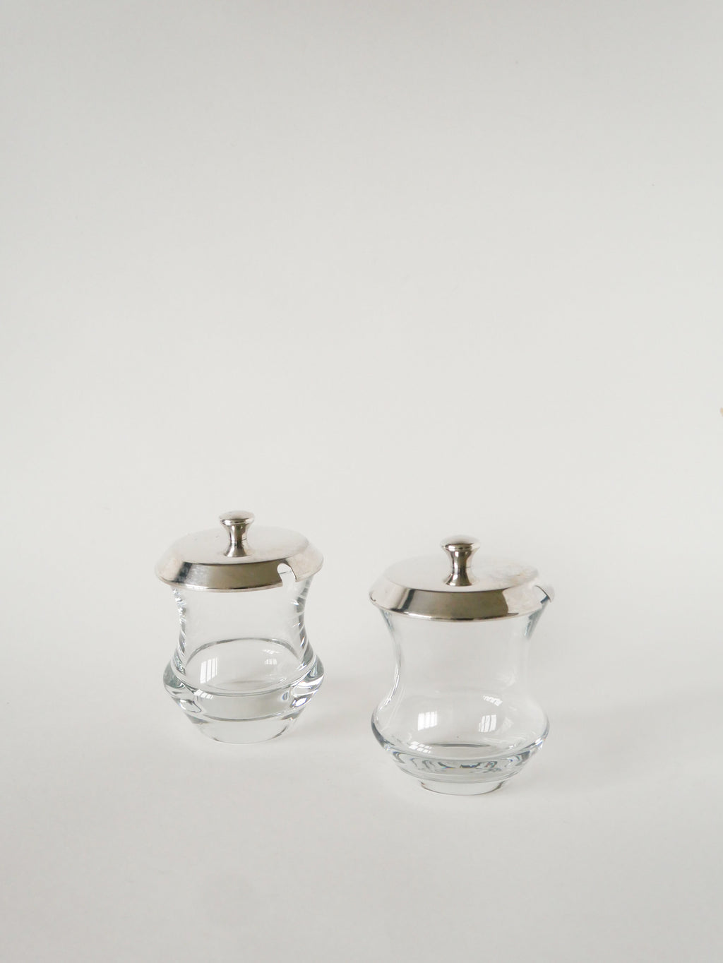Duo De Pots À Condiments En Cristal Et Métal Argenté, Saint Hilaire, 1960