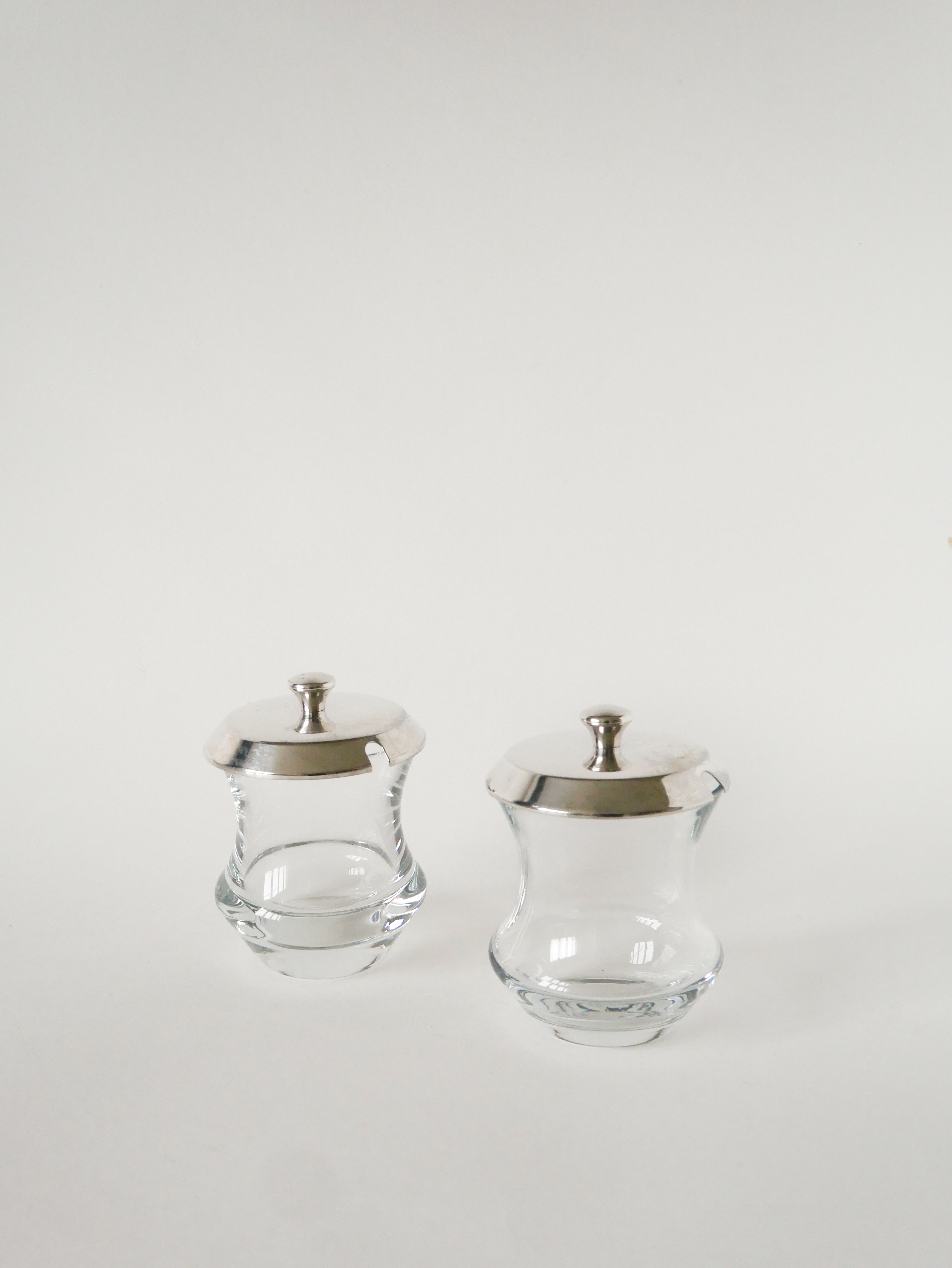 Duo De Pots À Condiments En Cristal Et Métal Argenté, Saint Hilaire, 1960