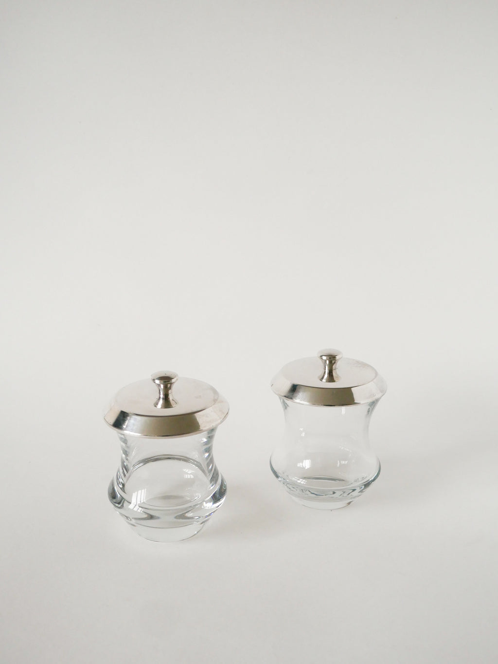 Duo De Pots À Condiments En Cristal Et Métal Argenté, Saint Hilaire, 1960