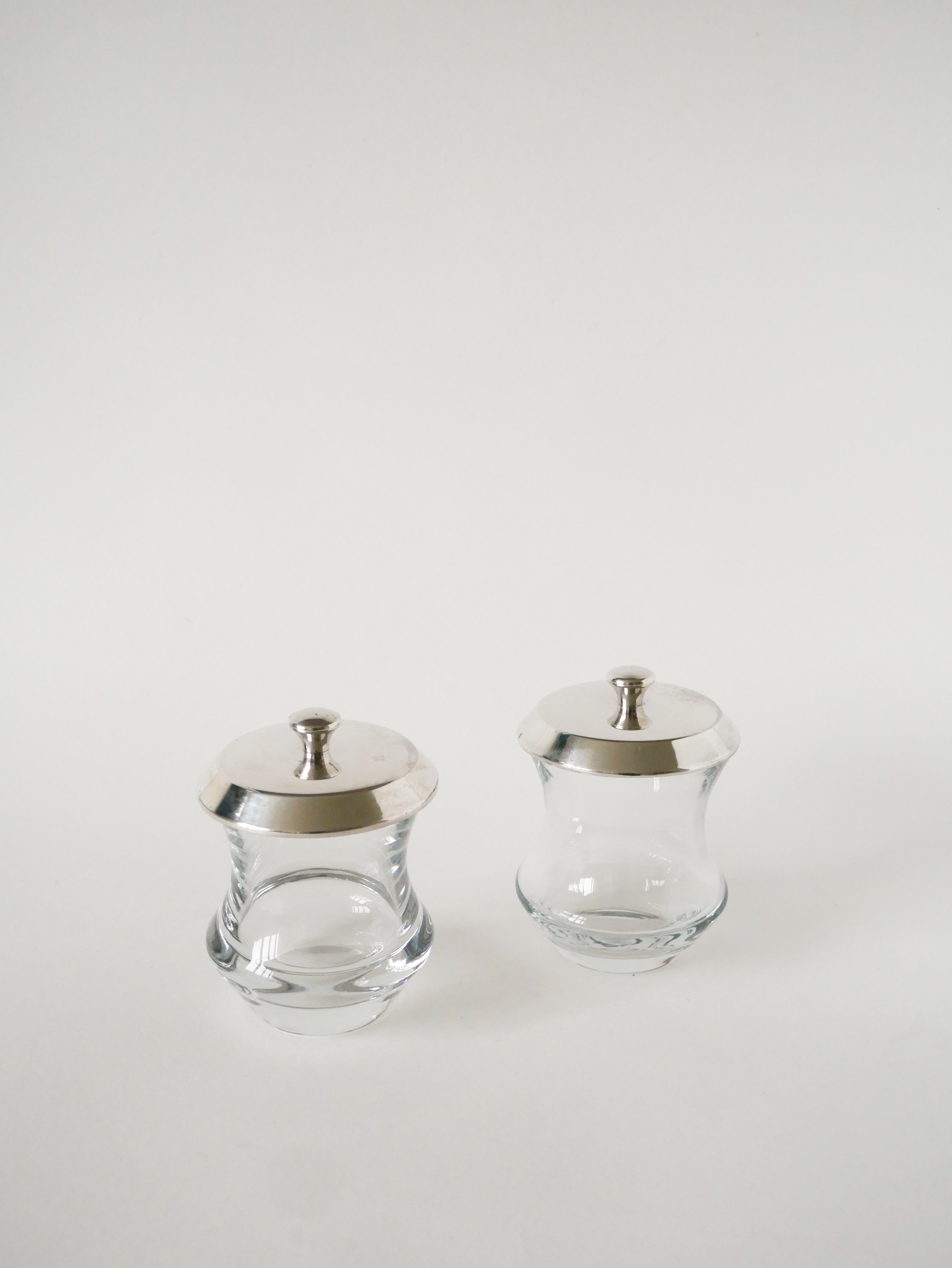 Duo De Pots À Condiments En Cristal Et Métal Argenté, Saint Hilaire, 1960