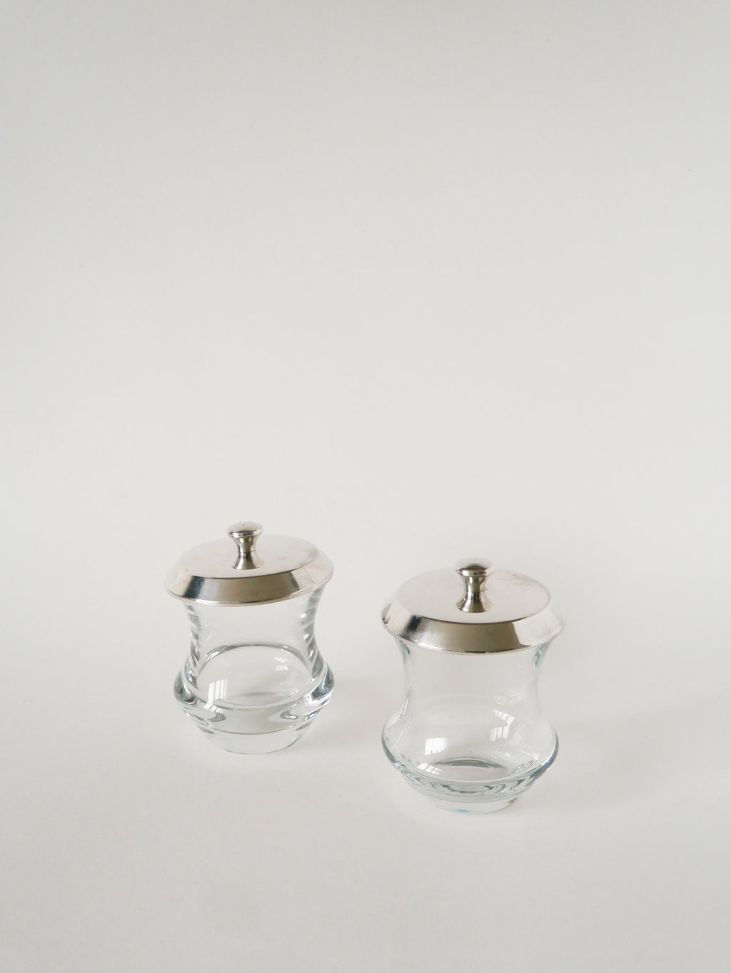Duo De Pots À Condiments En Cristal Et Métal Argenté, Saint Hilaire, 1960
