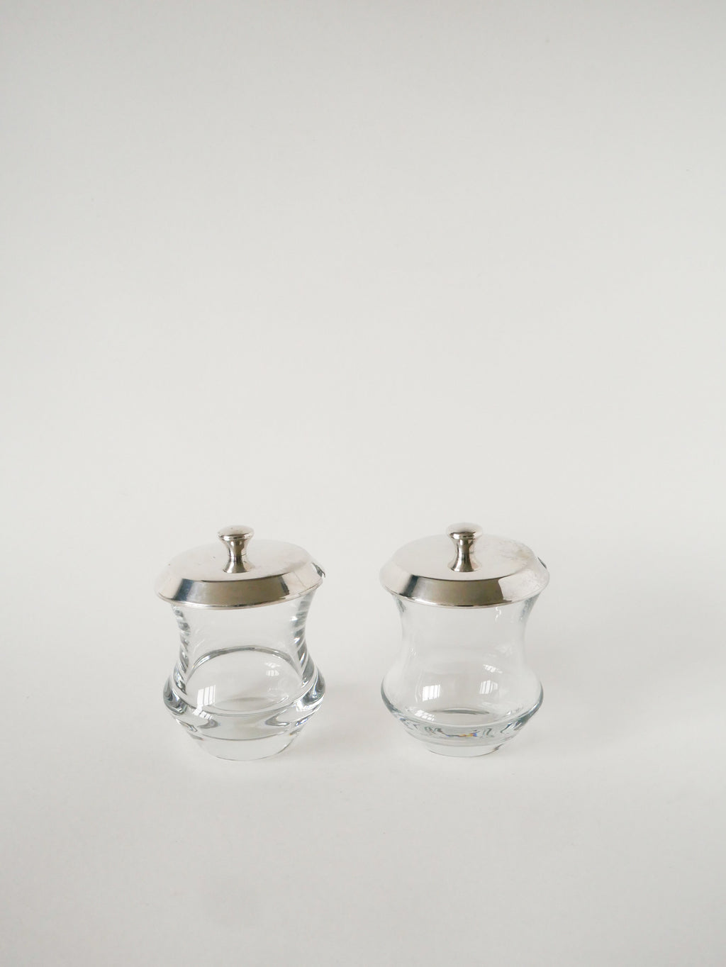 Duo De Pots À Condiments En Cristal Et Métal Argenté, Saint Hilaire, 1960
