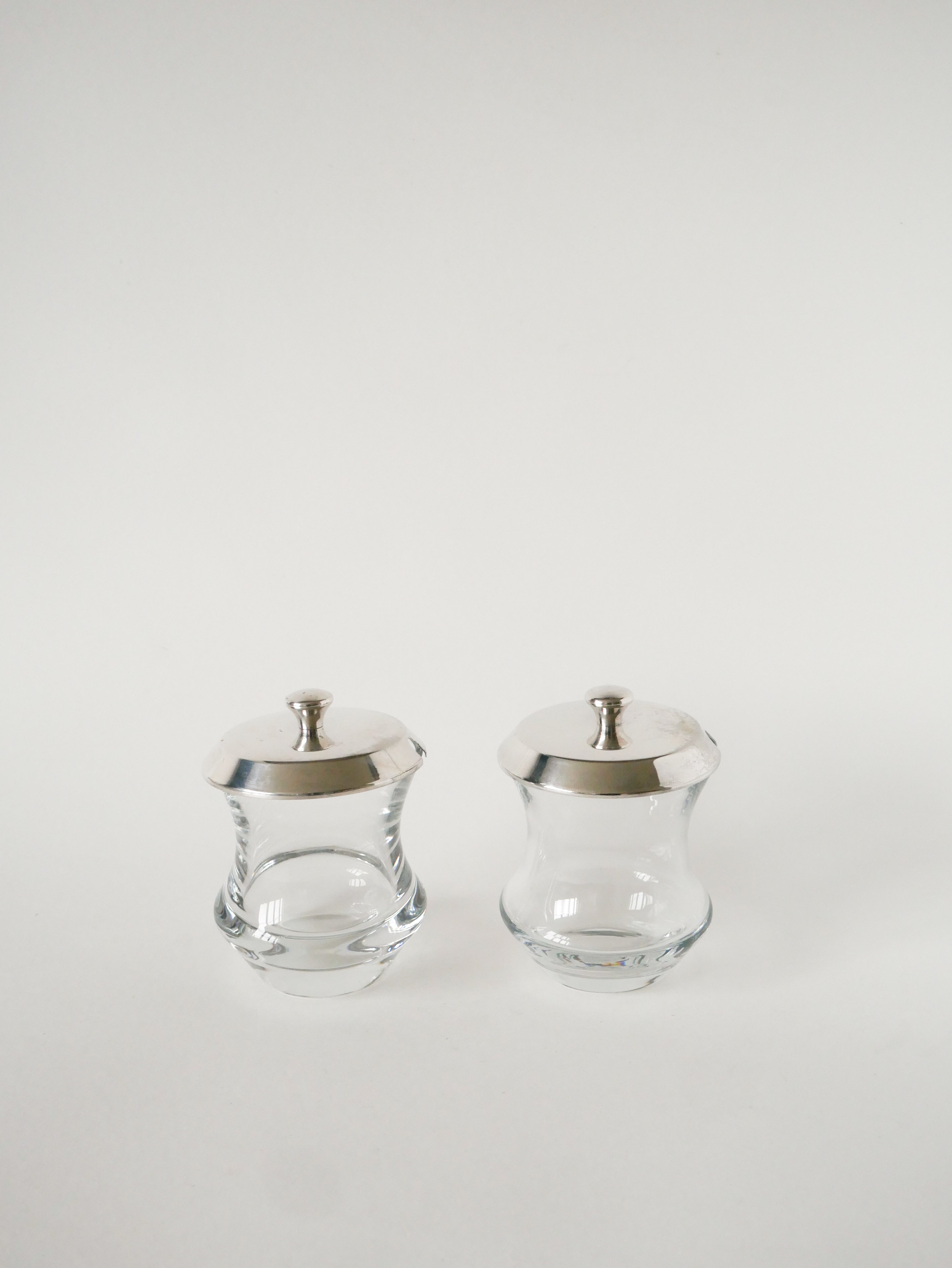 Duo De Pots À Condiments En Cristal Et Métal Argenté, Saint Hilaire, 1960