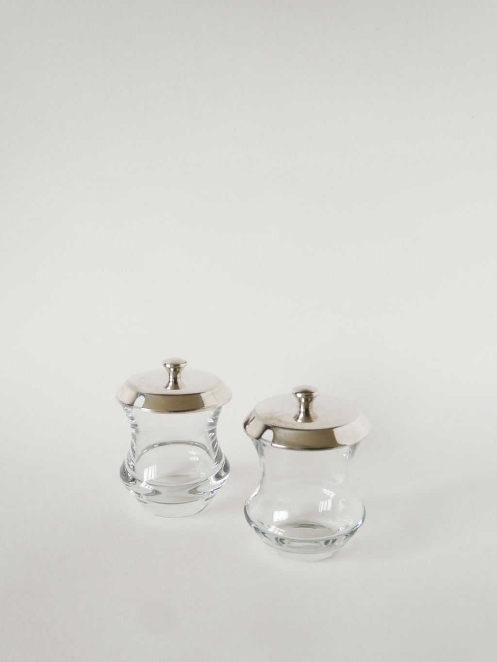 Duo De Pots À Condiments En Cristal Et Métal Argenté, Saint Hilaire, 1960