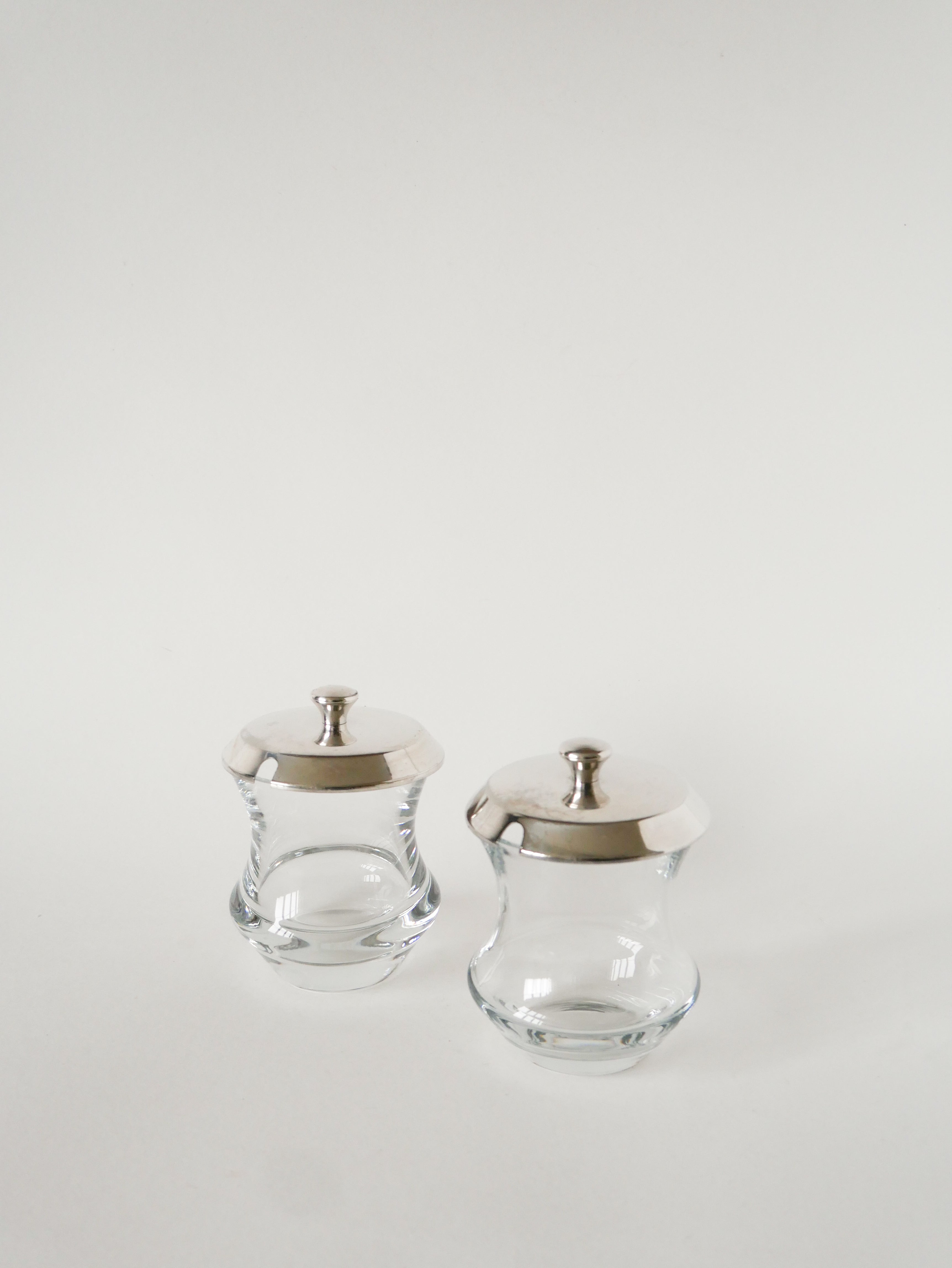 Duo De Pots À Condiments En Cristal Et Métal Argenté, Saint Hilaire, 1960