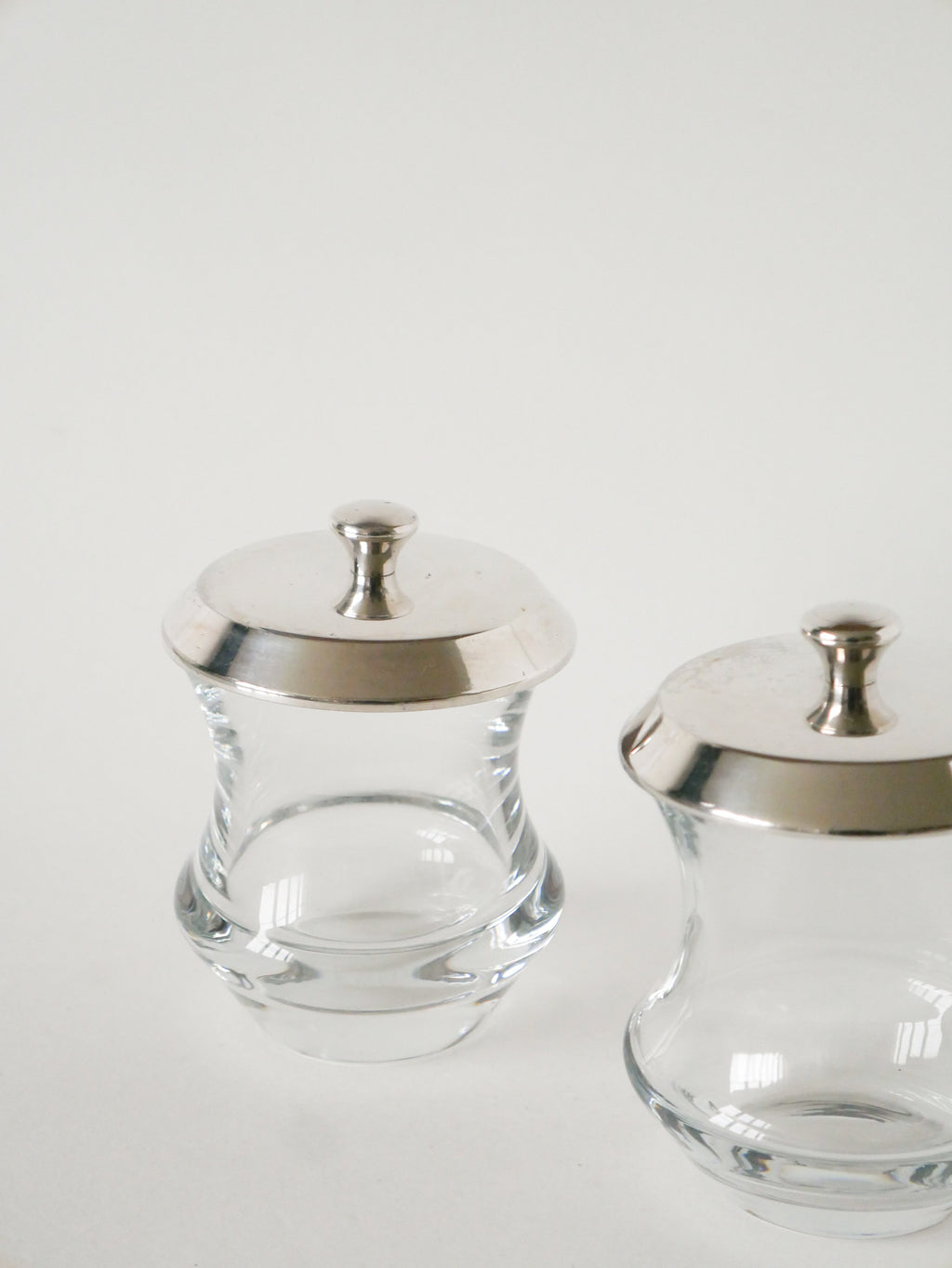 Duo De Pots À Condiments En Cristal Et Métal Argenté, Saint Hilaire, 1960