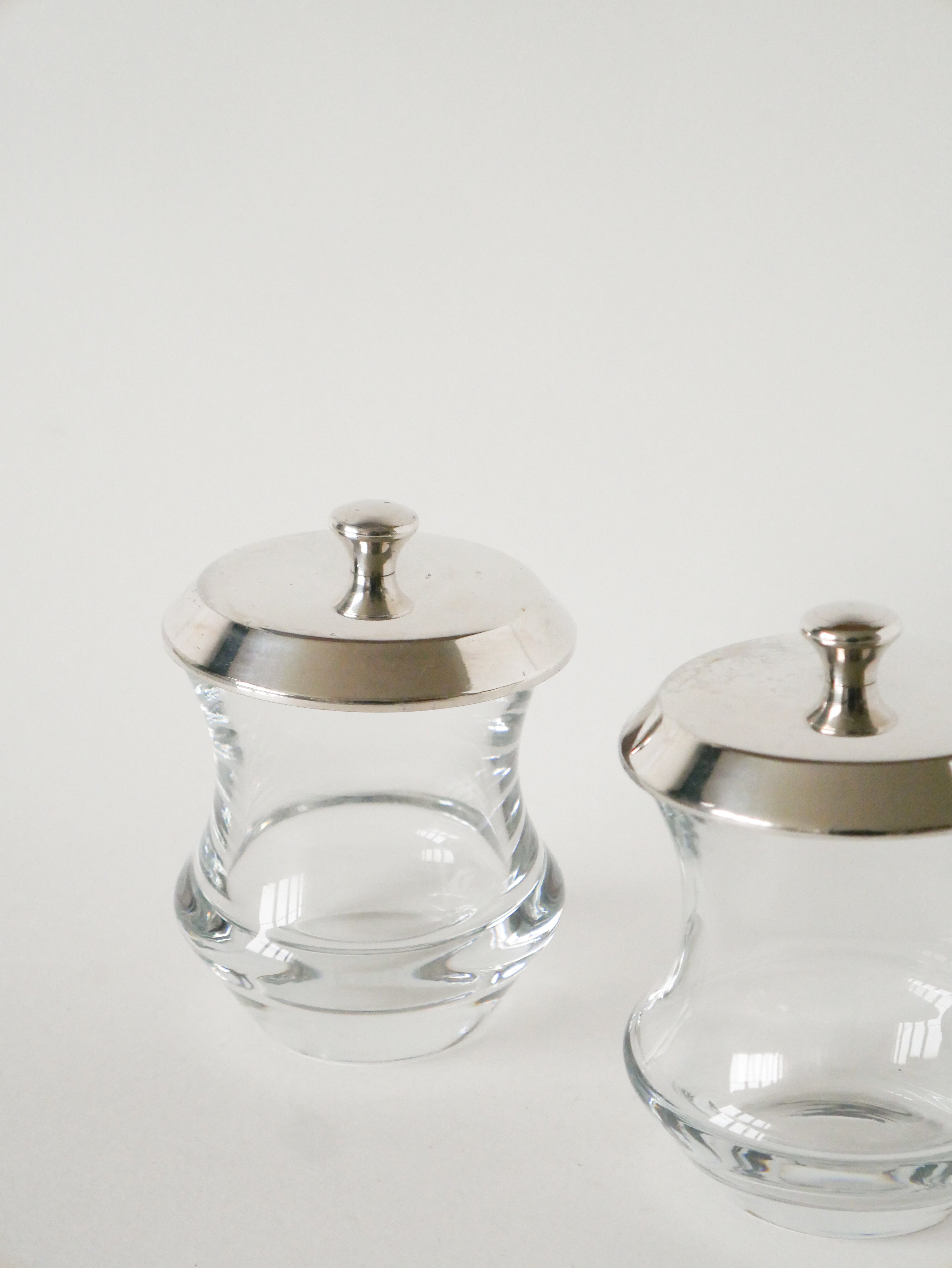 Duo De Pots À Condiments En Cristal Et Métal Argenté, Saint Hilaire, 1960