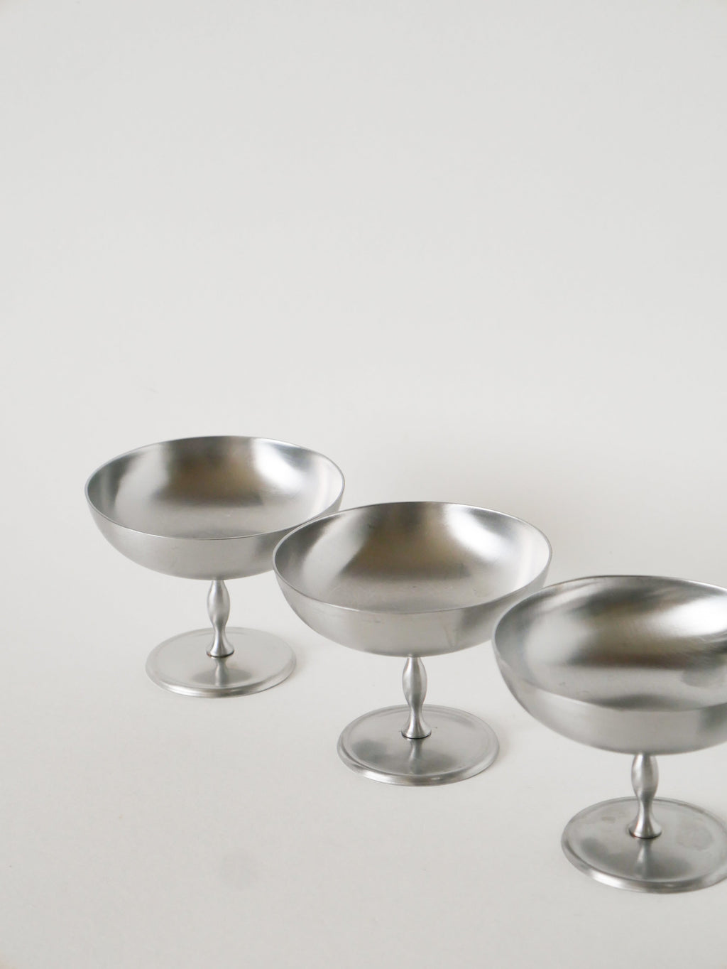 Lot De 4 Coupes À Glace En Inox Mat, Pieds Haut, Forme Libre, Design, 1970