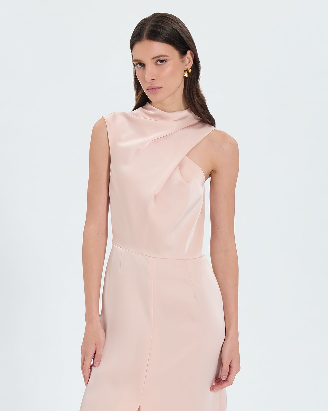 Robe asymétrique satinée nude_2